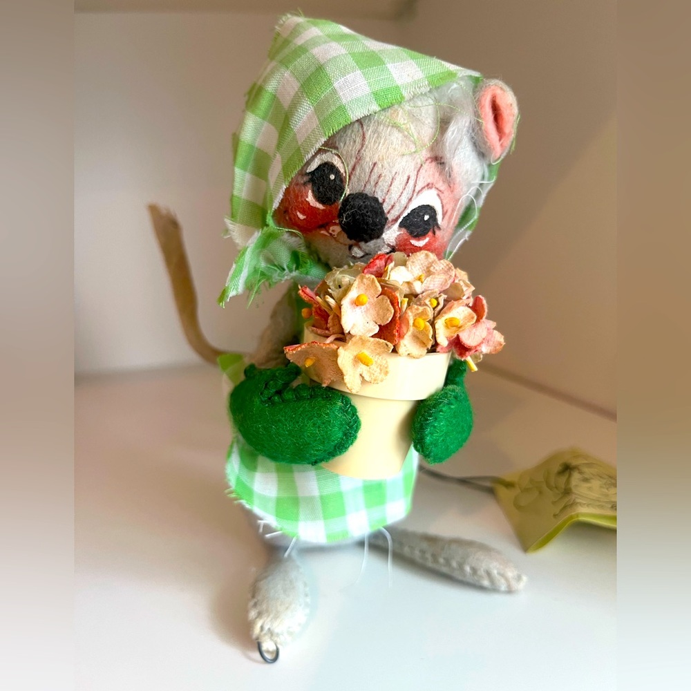 Annalee 1965 Vintage 7" Mouse Holding Flowers with Orginal Tag Attached